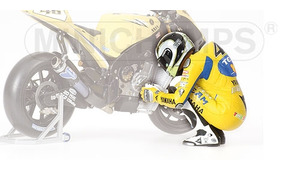 PILOTA VALENTINO ROSSI PREGARA MOTOGP 2006