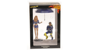 PILOTA VALENTINO ROSSI & RAGAZZA OMBRELLINA WORLD CHAMPION MOTOGP 2004