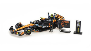 McLAREN MCL39 LANDO NORRIS WORLD CHAMPION ABU DHABI 2025 FIGURINE & PITBOARDS
